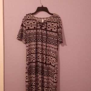 Pattern black and white dress.